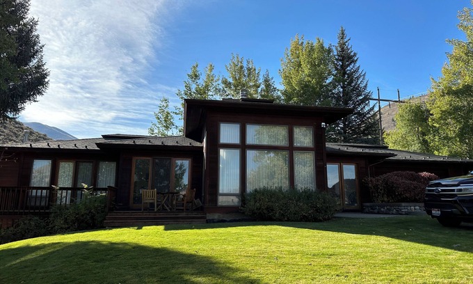 Sun Valley House | NEW ! 5 min from River Run Ski lift, 4 bdrm home, 2 frplaces, jacuzzi tub, deck