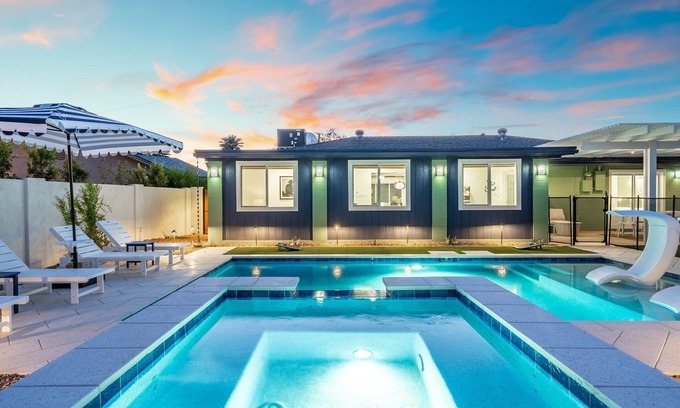 Cox Heights House | NEW 5 min to Old Town, Pool & Spa, 2 King Suites