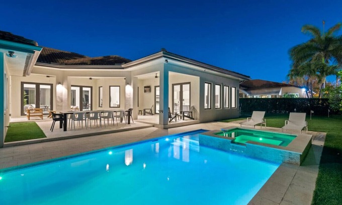 Fontainebleau Villa | New 5BR Villa with Pool and Jacuzzi sleeps 10
