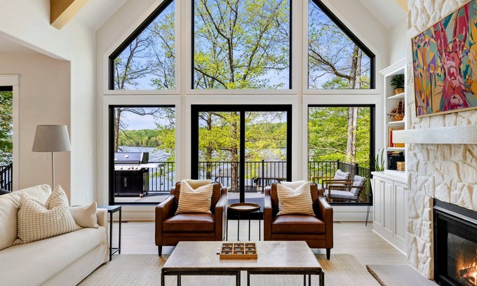 Livingston House | NEW 6BR Lakefront Lake Anna 5 Suites, Dock, Hot Tub