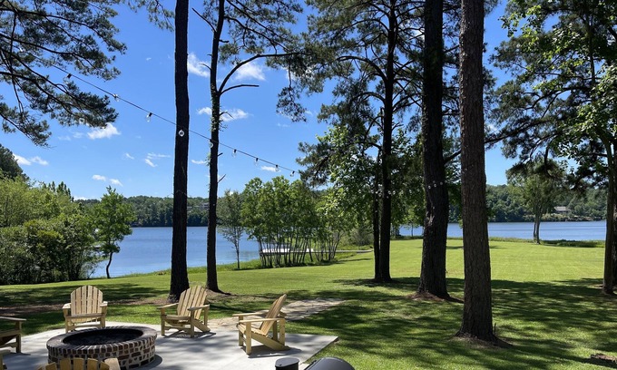 Northport House | NEW! Amazing Waterfront Home on Lake Tuscaloosa, flat walk to dock, 15 mi to UA