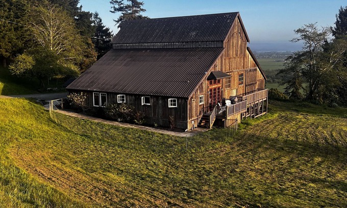 McKinleyville House | New Barn Escape With a View
