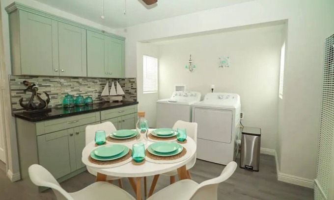 Stockton House | NEW*Beach-house vibe Mins from downtown+beach+mall