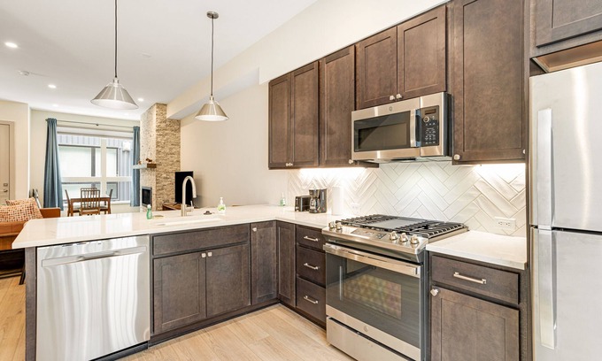 Silverthorne House | New beautiful condo w/private rooftop deck and amazing views, washer/dryer