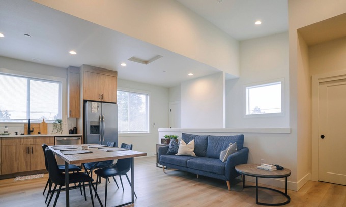 Lincoln Condo | NEW Beautiful & Cozy Condo In Heart of Vancouver. Minutes away from Waterfront