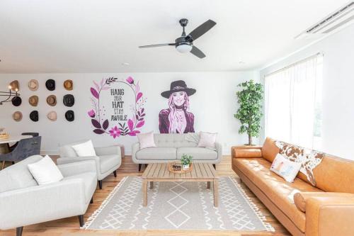 Nashville House | NEW! Beautiful Murals, Rooftop Deck & Karaoke!