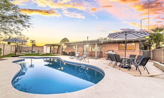 Tucson House | NEW Beautiful, Spacious Tucson OASIS 4BD/2.5BA, 11 Guests