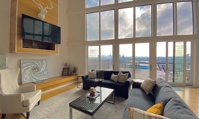 Katie Hill Neighborhood House | NEW - BEST SKYLINE Nashville MODERN Home. 5 min to DT