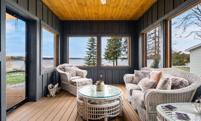 Kewadin House | New Birch Lake 4 bd / 3.5 ba lakefront home