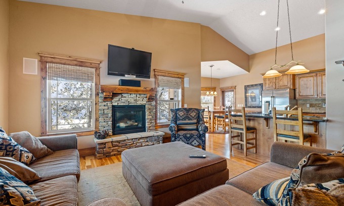 Donnelly House | New! Black Bear Inn - Pet friendly - trailer parking - close to lake - rustic