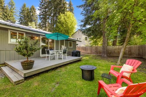 McCall House | New! Break at 208, walk to lake, park, downtown, hospital - pet-friendly