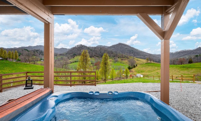 Clyde House | NEW Breathtaking Views, Hot tub and Arcade in a Peaceful Mountain View Retreat