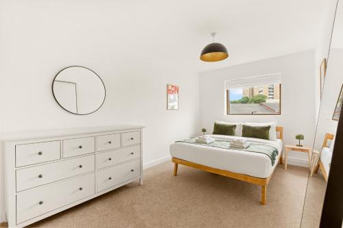 Evelyn Apartment | New! Bright 2BR Flat with Balcony in Leafy Zone 2