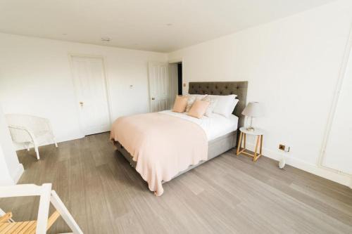 Bath Apartment | New -Bright -Fresh - with parking & for electric cars