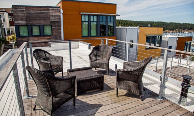 Friday Harbor Apartment | ✨NEW✨ Bright in-town Penthouse with roof deck 😎