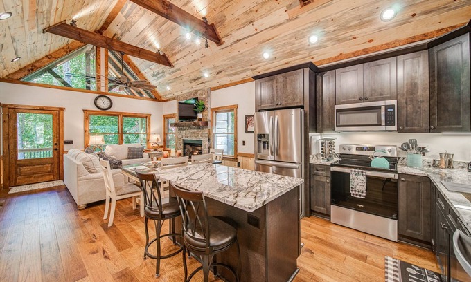 Ellijay House | New Build Luxury Cabin near Town! Fire Pit~ Hot tub~ Game Room~Pool & Fireplace!