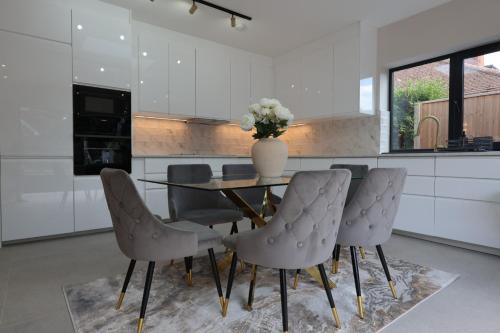 Rushmoor District House | NEW-BUILD Luxury House for Families and Contractors, NamisSuites Serviced Apartment - Farnborough
