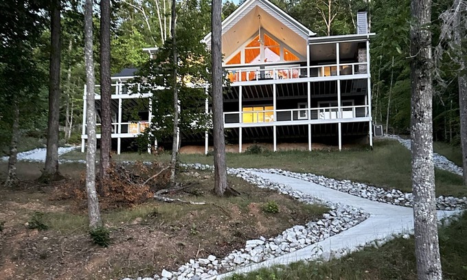 Jacksboro House | New Build, Waterfront 6 Bedroom and 6.5 Bath House on Norris Lake in Big Creek.