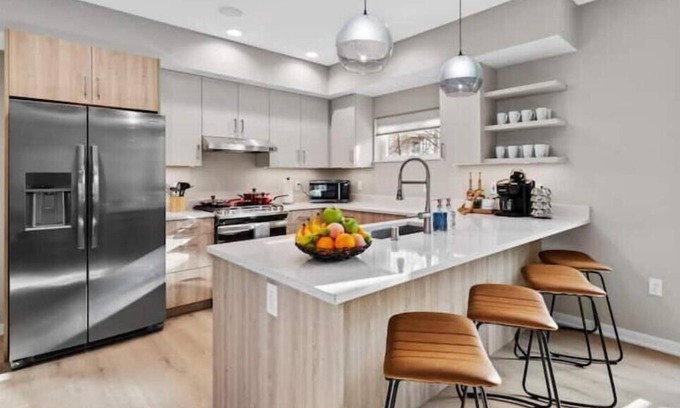 Lower East Side Apartment | New built w/free parking off Brady St. Fiserv Forum, Summer Fest and Lakefront!