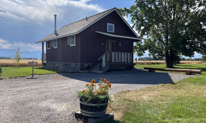 Somers Apartment | New Cabin on a 300 acre farm with Spectacular views of Flathead Lake