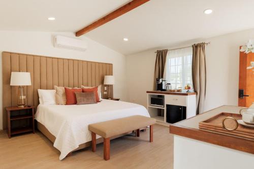 San Antonio de las Minas House | New Cabin with Jacuzzi near Wineries at Monte Olmo