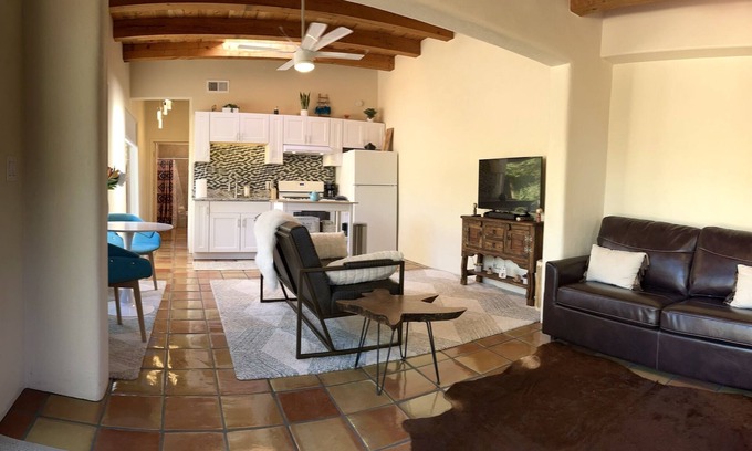 Santa Fe House | New casita w/large yard near the plaza & dog park