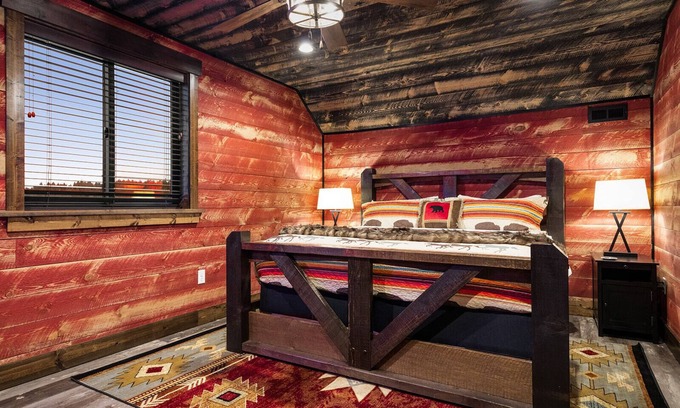Kalispell House | ★NEW Central Luxury★ Spacious! HotTub King beds White linens Near Glacier