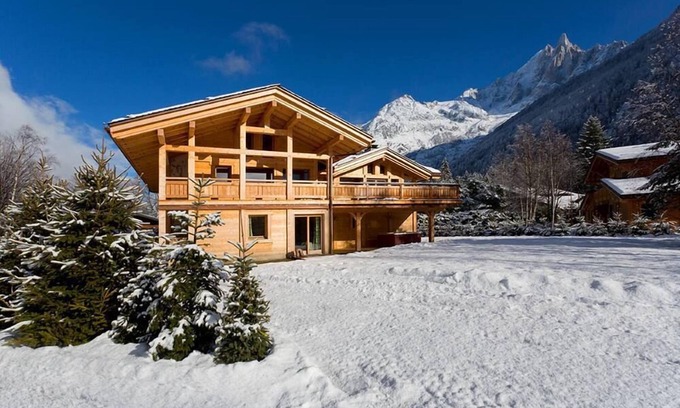 Les Praz-de-Chamonix Ski Chalet | New chalet 5 bedrooms en suite sauna jacuzzi