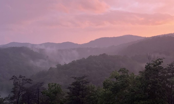 Gatlinburg - Pigeon Forge Ski Chalet | NEW chalet, INDOOR POOL, THEATER, GAME ROOM, LG DECKS, VIEWS, 10 min 2 Pigeon F.