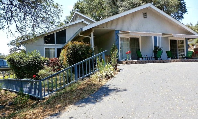 Oakhurst Apartment | NEW CHARMING 2 BEDROOMS UNIT CLOSE TO EVERYTHING