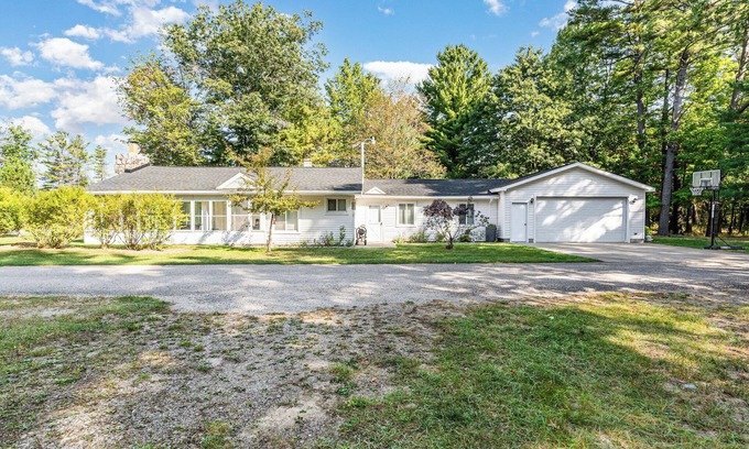 Northeastern Michigan House | NEW Charming 3-bedroom vacation house in East Tawas on Tawas Bay Point.