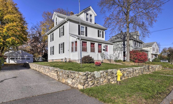 Manchester House | NEW! Charming + Cozy Getaway < 2 Mi to Main St!