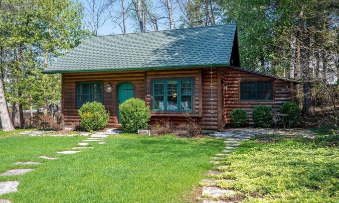 Ephraim Cottage | New! Charming Duplex Cabin w/ Large Yard in Ephraim