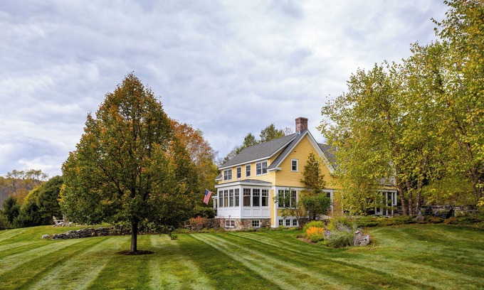 Weston House | NEW Charming ski retreat w/heated plunge pool & endless views in peaceful Weston