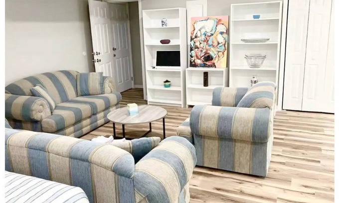 Fayetteville House | NEW✯Cheerful & Spacious Studio W/Private Entrance