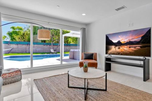 Anaheim Resort Villa | New cheerful villa, Pool, Spa, Mini Golf, Game room, Fire pit next to Disneyland