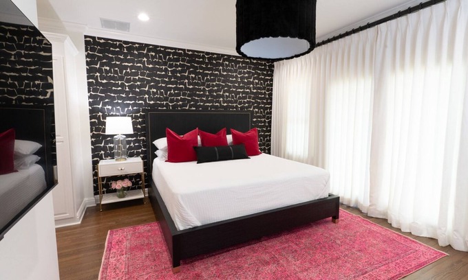 Uptown House | New! Chic Cottage Home W/Backyard Pool - 12 min to the River Walk!