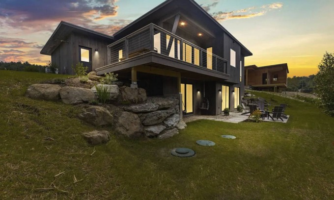 Moscow House | NEW Const Stowe Modern Sleeps 8. View: Mt Mansfield & river! Private, EV Charger