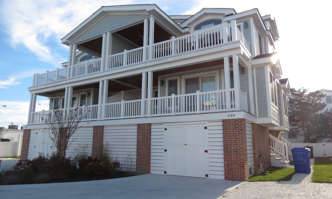 Avalon House | NEW CONSTRUCTION, RENTAL LISTING IN AVALON, FILLING UP QUICKLY!