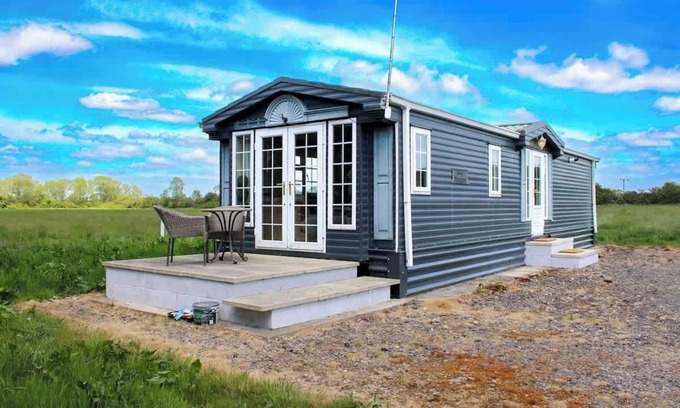 Holton Le Clay Cabin | NEW Couples Hideaway | Puppy Lounge & Horse Views