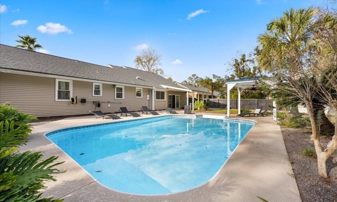 Lincolnville House | New! Cozy 4bd with pool in Summerville
