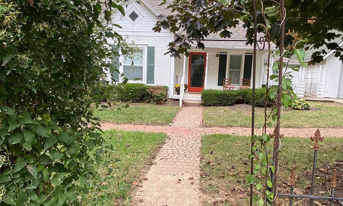 Baldwin City House | New! Cozy Cottage Just Blocks From Baker Campus