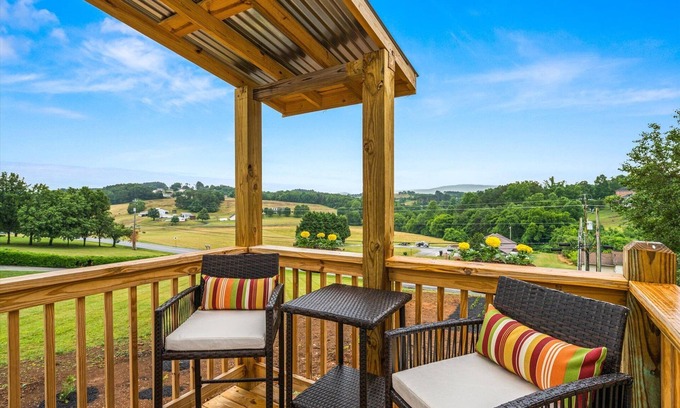 Kodak Apartment | NEW! Cozy Loft w/King Bed Near Gatlinburg/Pigeon Forge/Knoxville