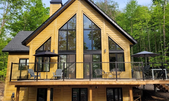 Lac Superieur Village Ski Chalet | New, cozy, modern, access to lake, kayaks, pool, tennis.