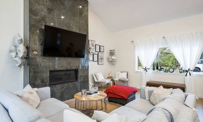 Craigleith House | *New* Cozy Ski in/out chalet with hottub in the heart of the blue mountains.