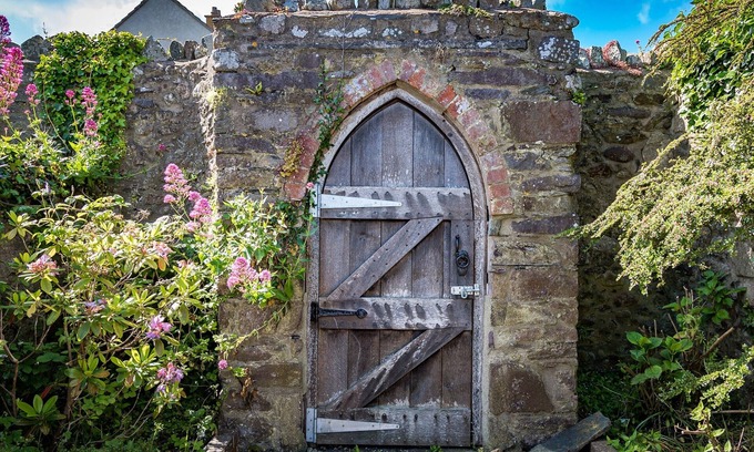 St Davids Cottage | New Cross House is a Visit Wales 5 star property.