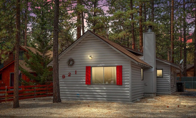 Peter Pan Cabin | New! Cute Modern Cabin, Hot Tub, Pets Welcome!