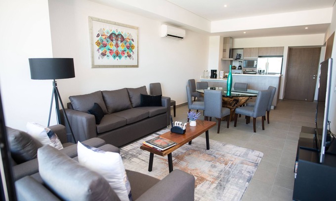 Zona Industrial Apartment | New Deluxe Unit, Signature Condominium by The Harbor