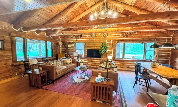 Saugerties House | New! Denniston Den, with game room, movie theater, fire pit and more. Close To HITS Horse show & Hunter Mountain skiing