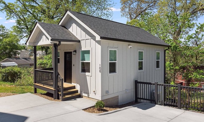 Kenilworth House | New Designer 1-bed Home by Biltmore Village